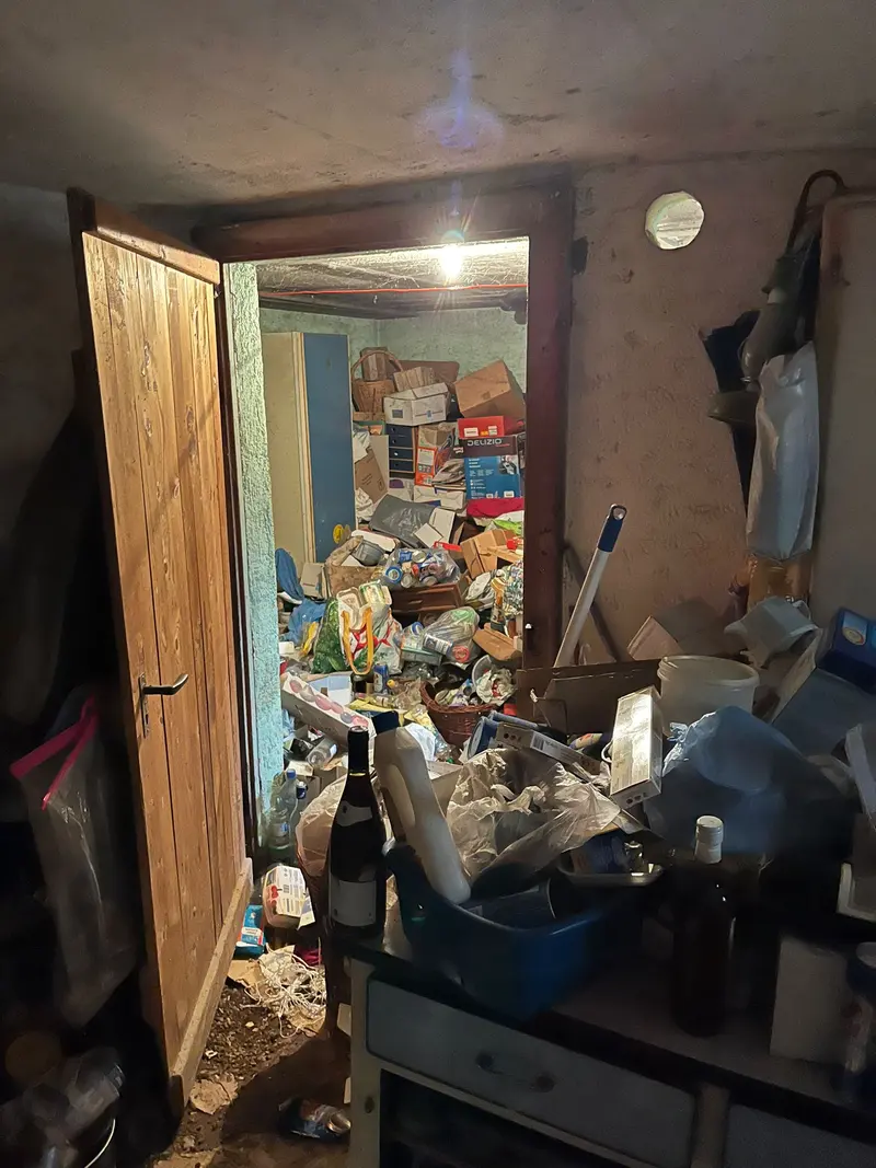 Cave avec cartons et bouteilles à évacuer
