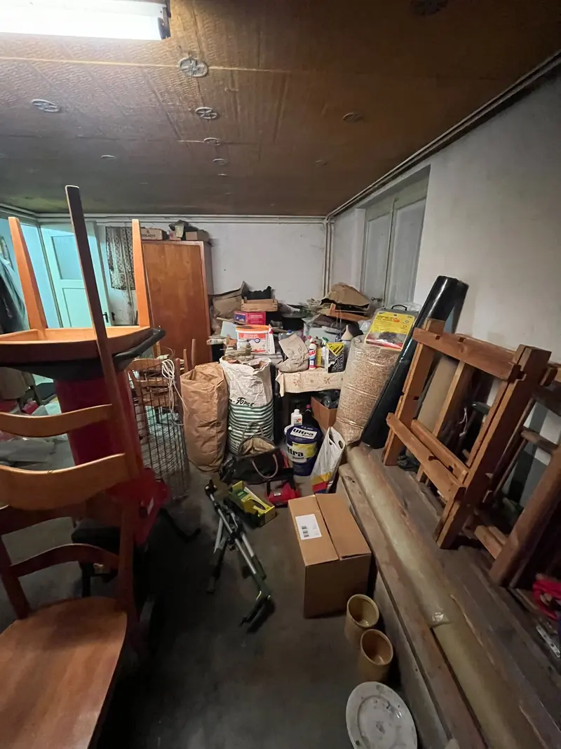 Cave avec mobilier ancien à évacuer en complément du logement