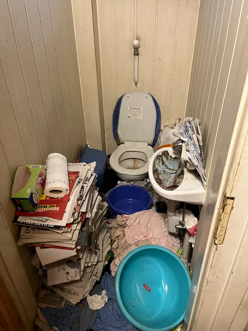 Cartons et caisses préparés dans un appartement avant départ en EMS