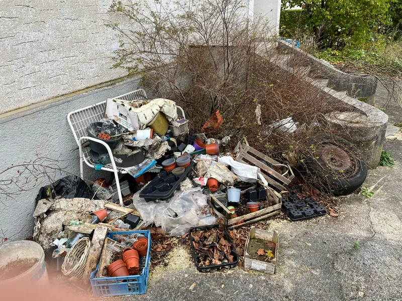 Déchets divers regroupés en extérieur avant chargement
