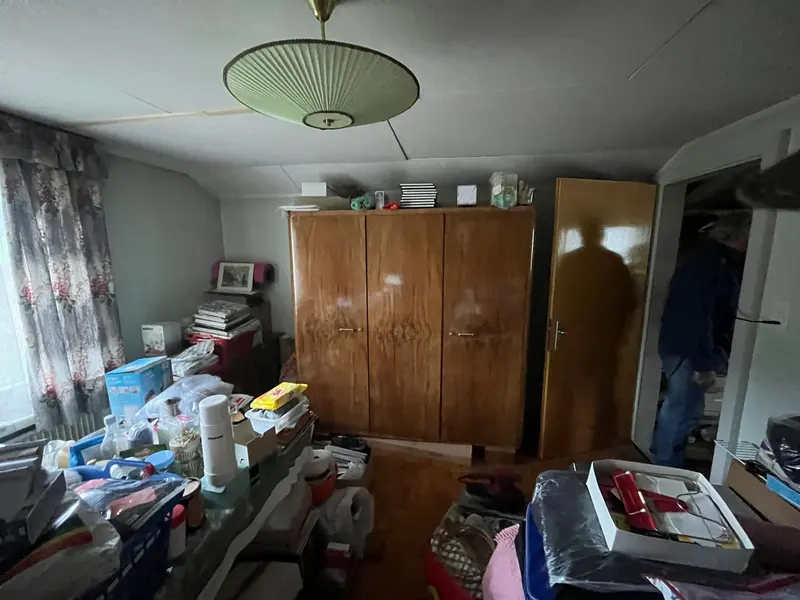 Chambre encombrée avant tri en concertation avec l'occupant