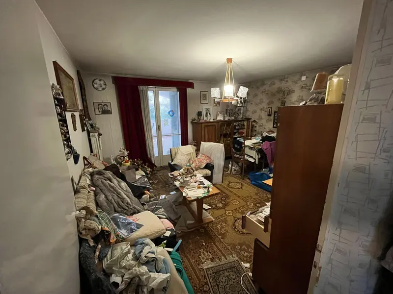 Chambre avec jouets et objets divers à trier