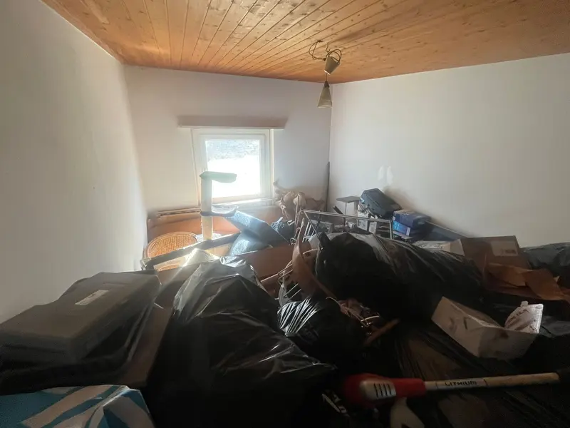 Chambre avec sacs prêts à évacuer