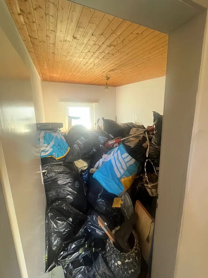Pièce remplie de sacs poubelles préparés