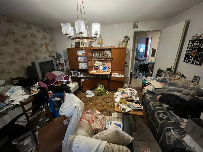 Salon ensevelis sous les objets, état initial