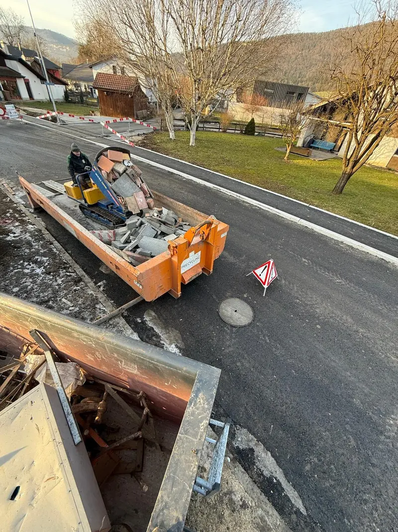 Évacuation des gravats par transporteur depuis le site