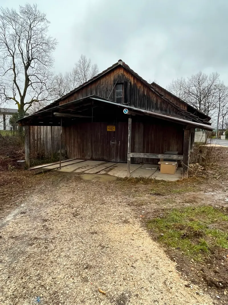 Bâtiment de la scierie et ses abords dégagés après débarras