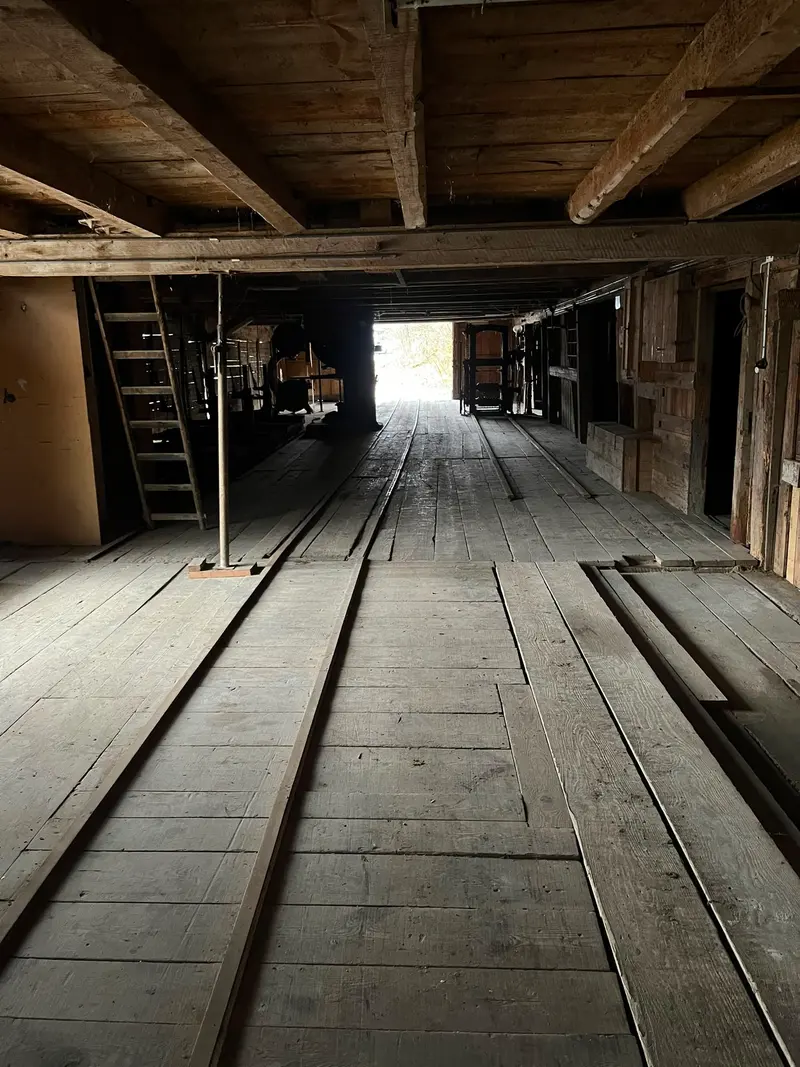 Intérieur de la scierie vidé et balayé, plancher dégagé
