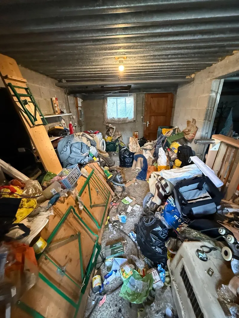 Local très encombré d'objets et d'emballages, état initial