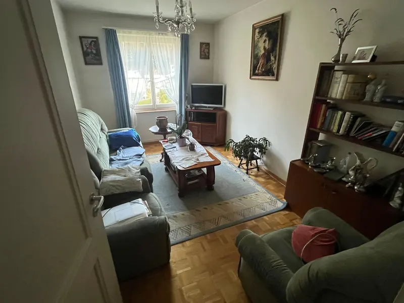 Salon meublé d'une maison familiale avant débarras succession