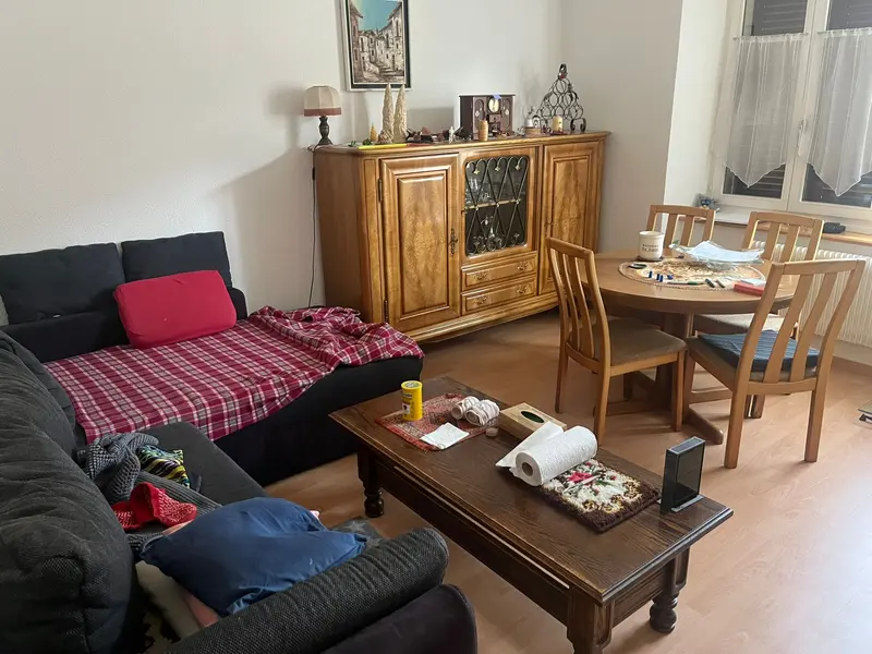Séjour avec buffet et table à manger avant intervention