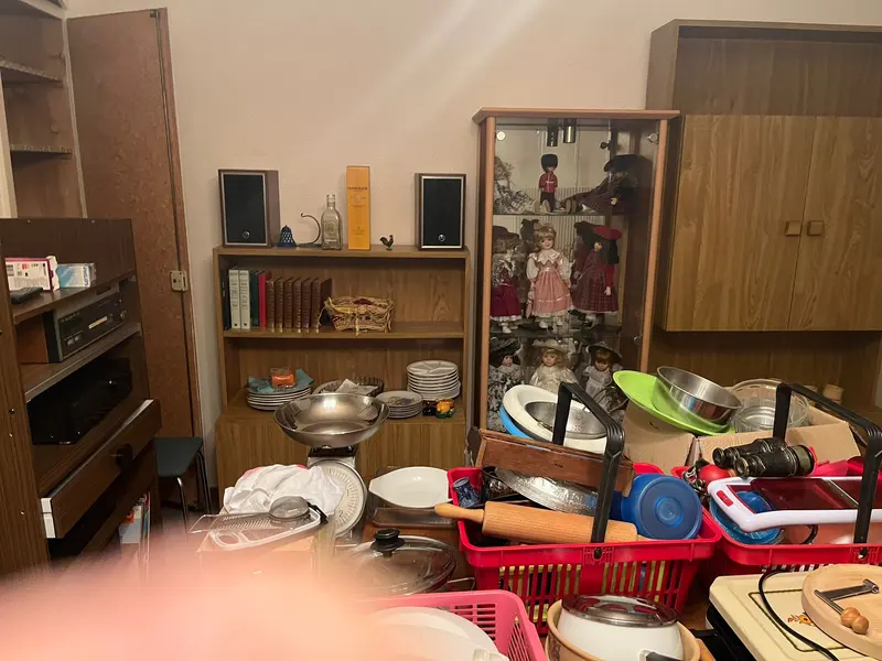 Vitrine de collection et vaisselle à trier dans une succession